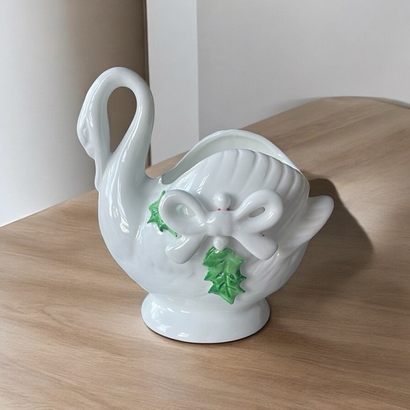 VTG White Porcelain Swan Sm Vase Trinkets Christmas Bow Holly Leaves Other Side - Picture 3 of 6